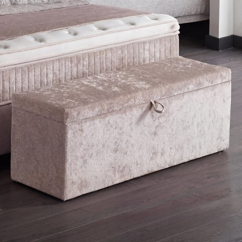 Bettbank mit Stauraum in Teddy Beige passend zum Sofia Boxspringbett, geschlossener Deckel mit Griffring