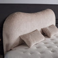 Kopfteil des Sofia Boxspringbett aus Teddy Beige, geschwungenes Design mit Kissen und getufteter Matratze