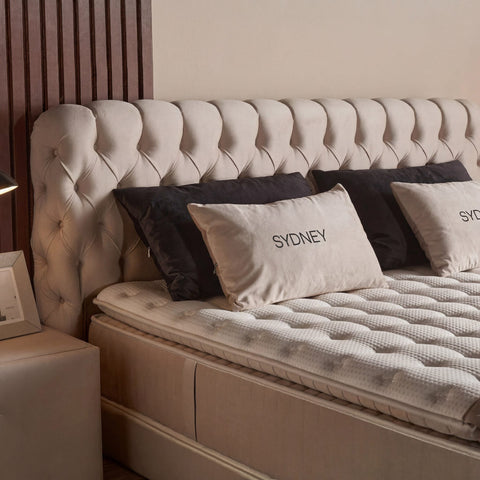 Sydney Boxspringbett Detail Kopfteil in Samt Velours Beige mit Knopfheftung, Kissen und gesteppter Matratze