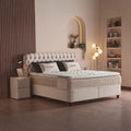 Sydney Boxspringbett Samt Beige in seitlicher Schlafzimmer-Szene mit Chesterfield-Kopfteil und komfortabler Matratze