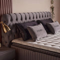 Sydney Boxspringbett Detail, gestepptes Kopfteil aus Samt Velours Grau mit Kissen und Matratze in Nahaufnahme