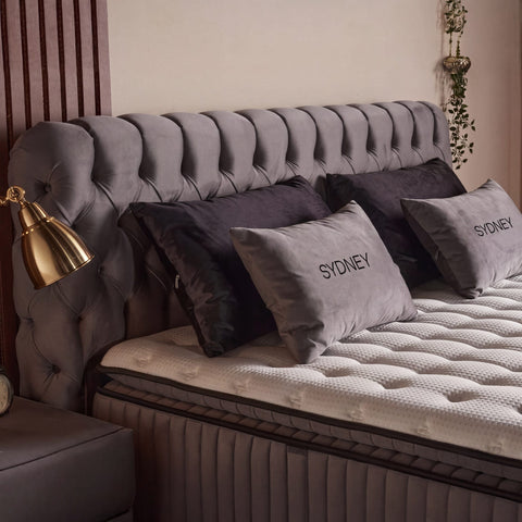 Sydney Boxspringbett Detail, gestepptes Kopfteil aus Samt Velours Grau mit Kissen und Matratze in Nahaufnahme