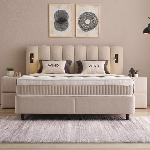 Wind Boxspringbett in Beige aus Stoff, Frontansicht im Schlafzimmer mit gepolstertem Kopfteil, Matratze und Topper