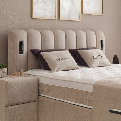 Wind Boxspringbett Detail vom gepolsterten Kopfteil aus Stoff in Beige mit Wind-Kissen und Nachttisch